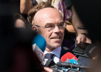 Archivo - El líder de VOX en Bruselas, Jorge Buxadé, atiende a los medios de comunicación.Diego Radamés - Europa Press - Archivo