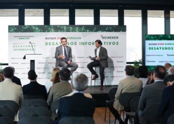 El consejero de Agricultura, Pesca, Agua y Desarrollo Rural, Ramón Fernández-Pacheco, durante el turno de preguntas a cargo del delegado de Europa Press Andalucía, Francisco Morón, en los Desayunos Informativos organizados por Europa Press Andalucía.María José López - Europa Press