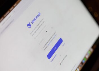 Archivo - Una persona prueba el asistente DeepSeek, a 29 de enero de 2025, en Madrid (España). Eduardo Parra - Europa Press - Archivo