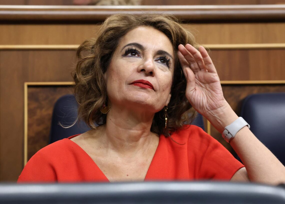 La vicepresidenta primera y ministra de Hacienda, María Jesús Montero, durante una sesión plenaria, en el Congreso, a 16 de octubre de 2025, en Madrid (España).Marta Fernández - Europa Press