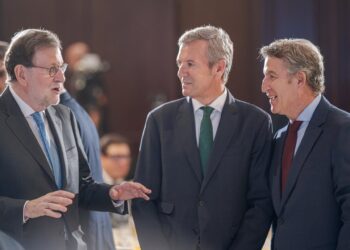 Mariano Rajoy, el presidente de la Xunta de Galicia, Alfonso Rueda,y el presidente del PP, Alberto Núñez Feijóo, durante un desayuno informativo de Fórum Europa, 16 de octubre de 2025Diego Radamés - Europa Press