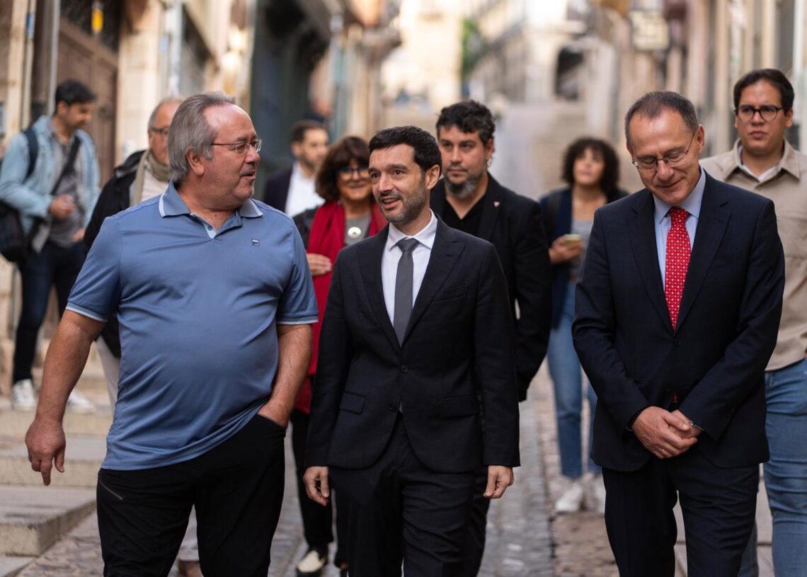 El ministro de de Derechos Sociales, Consumo y Agenda 2030, Pablo Bustinduy (c), inaugura la nueva temporada del programa de turismo del Imserso, en el Puente de Piedra, a 15 de octubre de 2025, en Zamora, Castilla y León (España).Emilio Fraile - Europa Press