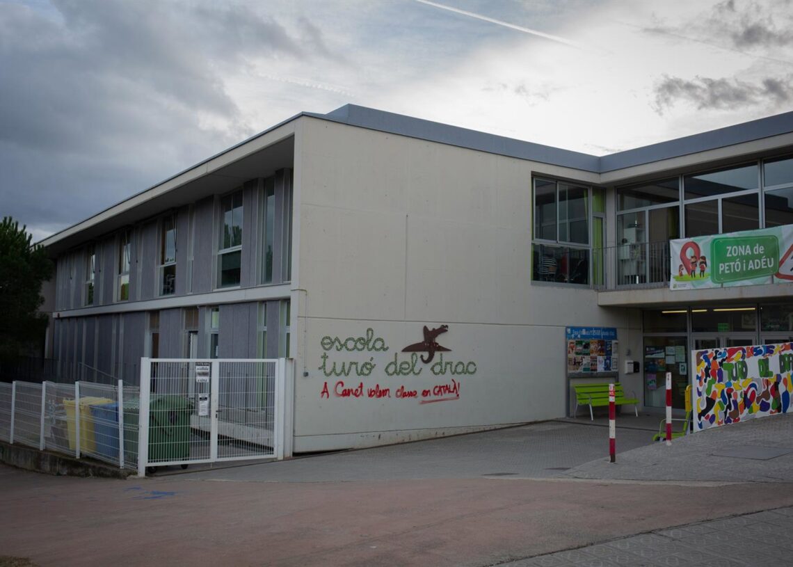 Archivo - Una pintada en la fachada de la escuela 'Turó del drac' contra el establecimiento de un 25% de castellano en las escuelas catalanas, frente a la escuela Turó del Drac (Canet de Mar) Barcelona.David Zorrakino - Europa Press - Archivo