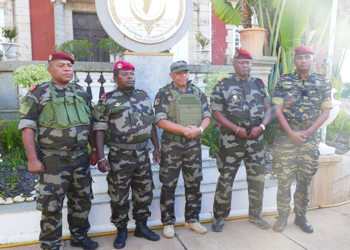 El coronel Michael Randrianirina (c) junto a militares en el Palacio Presidencial tras tomar el poder después de que el Tribunal Constitucional confirmara una vacancia tras la huida del presidente, Andry Rajoelina, tras semanas de protestas (archivo)Europa Press/Contacto/Xinhua