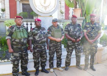 El coronel Michael Randrianirina (c) junto a militares en el Palacio Presidencial tras tomar el poder después de que el Tribunal Constitucional confirmara una vacancia tras la huida del presidente, Andry Rajoelina, tras semanas de protestas (archivo)Europa Press/Contacto/Xinhua