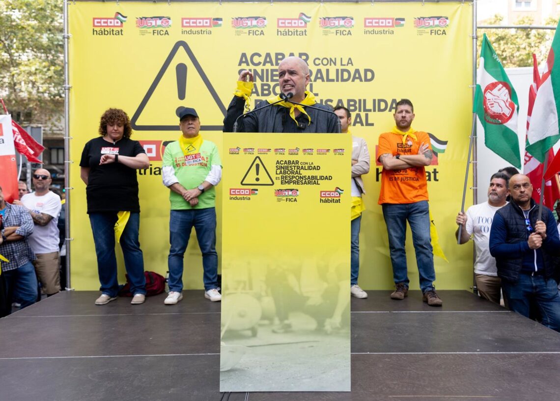 El secretario general de CCOO, Unai Sordo, ofrece declaraciones durante la concentración Siniestralidad 0 frente a la sede de la CEOE, a 16 de octubre de 2025, en Madrid (España). Los sindicatos CCOO y UGT han convocado la concentración para exigir "sinieEduardo Parra - Europa Press