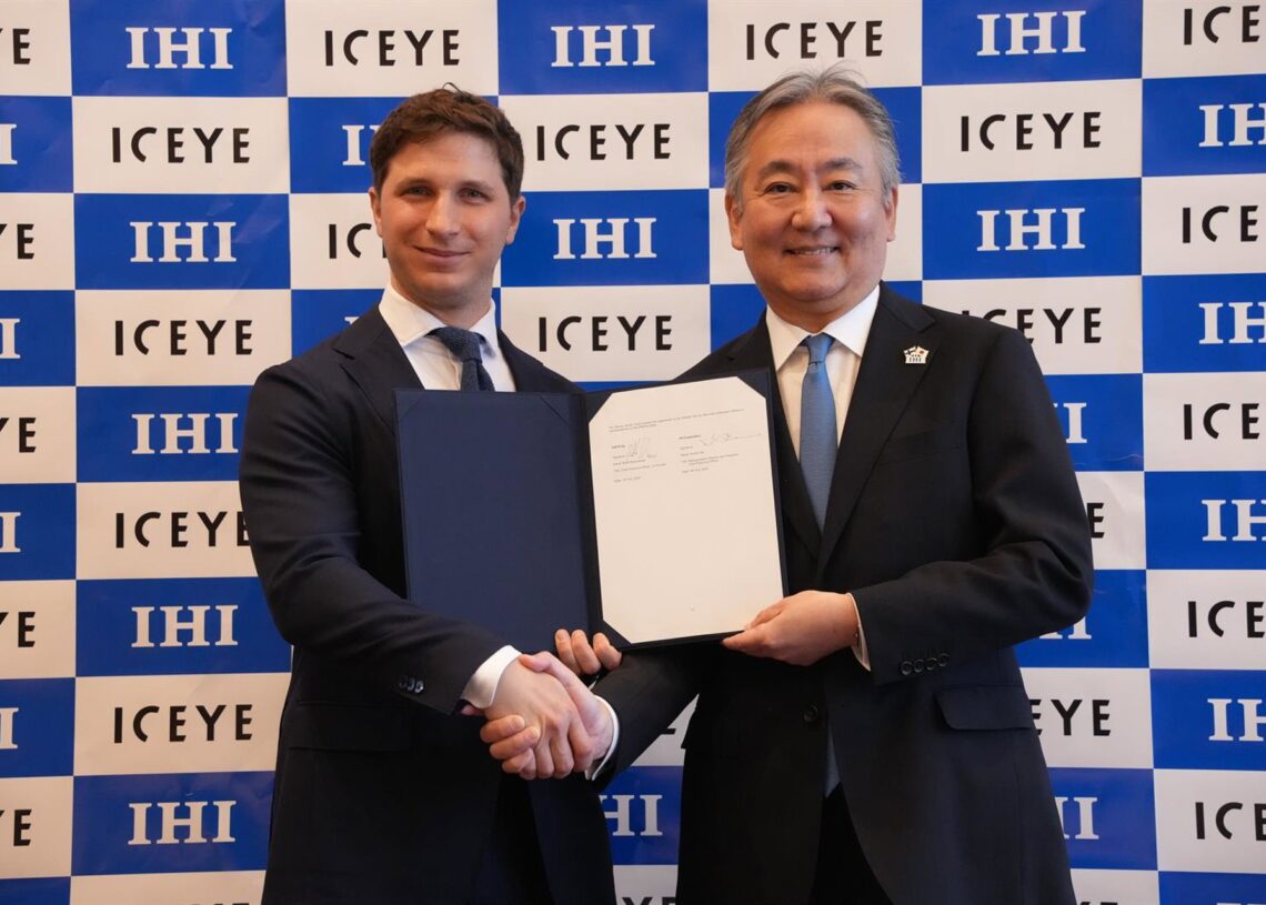 Archivo - De izquierda a derecha: el cofundador y CEO de ICEYE, Rafal Modrzewski, y el presidente y CEO de IHI Corporation, Hiroshi Ide.ICEYE - Archivo