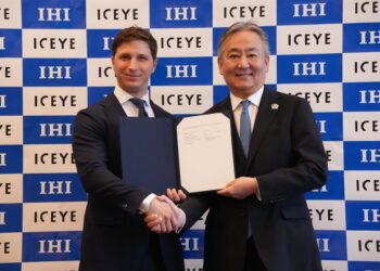 Archivo - De izquierda a derecha: el cofundador y CEO de ICEYE, Rafal Modrzewski, y el presidente y CEO de IHI Corporation, Hiroshi Ide.ICEYE - Archivo