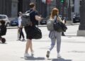 Archivo - Varios turistas pasean por la ciudad, a 2 de septiembre de 2024, en Madrid (España). Jesús Hellín - Europa Press - Archivo