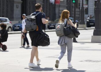 Archivo - Varios turistas pasean por la ciudad, a 2 de septiembre de 2024, en Madrid (España). Jesús Hellín - Europa Press - Archivo