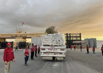 Un camión con ayuda humanitaria espera junto al paso fronterizo de Rafá, que da acceso a la Franja de GazaAli Mostafa / Xinhua News / ContactoPhoto