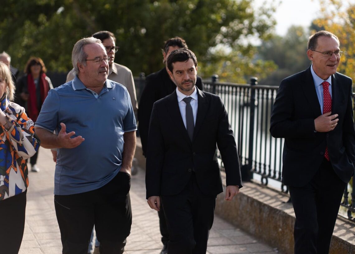 (I-D) El alcalde de Zamora, Francisco Guarido, el ministro de Derechos Sociales, Consumo y Agenda 2030, Pablo Bustinduy, y el subdelegado del Gobierno, Ángel Blanco García, durante la inauguración de la nueva temporada del programa de turismo del Imserso.Emilio Fraile - Europa Press