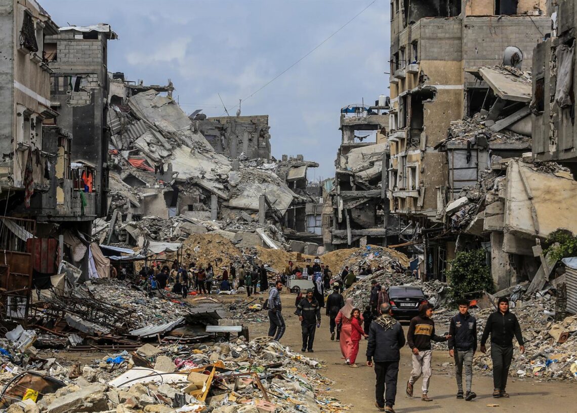 Archivo - Palestinos caminan entre edificios destruidos en la ciudad de Jan Yunis (sur) por la ofensiva del Ejército de Israel contra la Franjade Gaza (archivo)Abed Rahim Khatib/dpa - Archivo