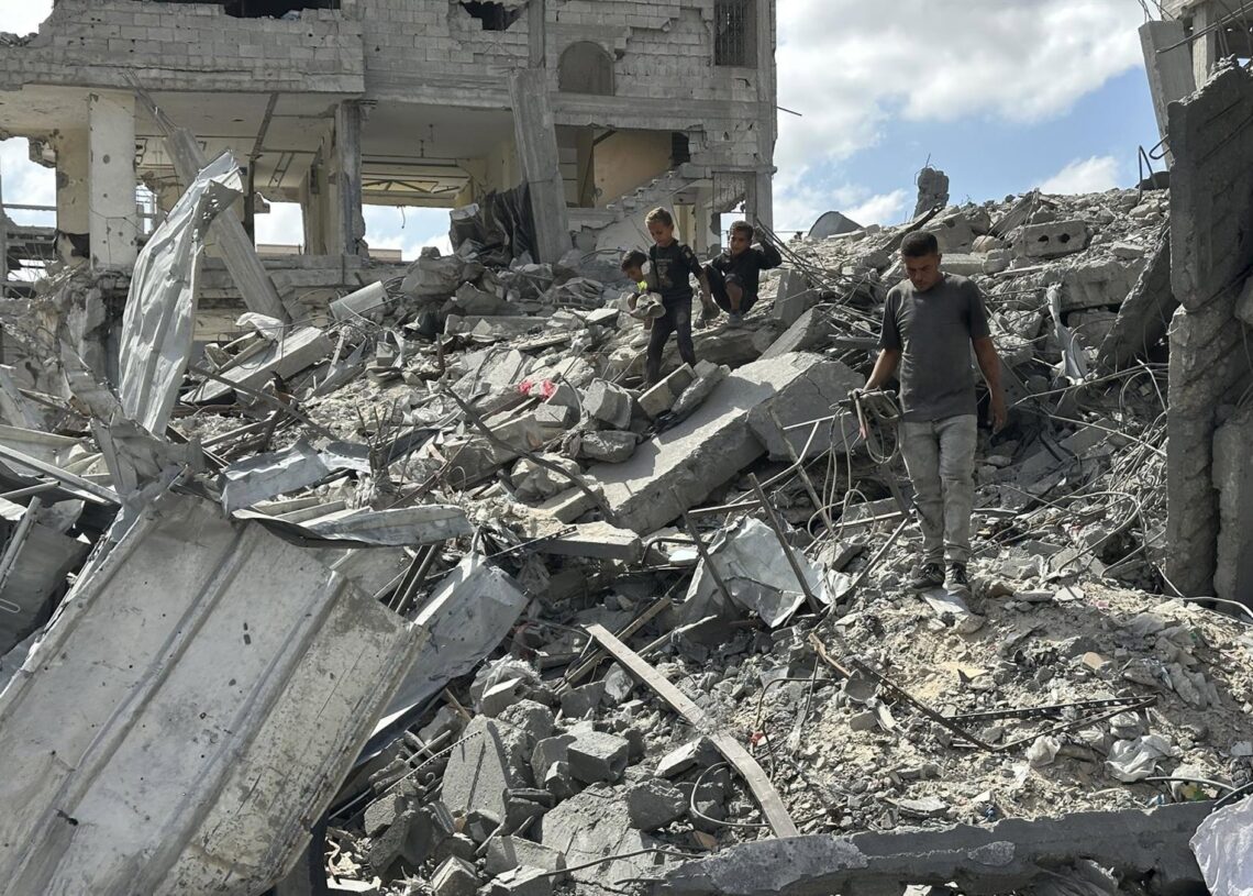 Palestinos entre los escombros de varios edificios destruidos por el Ejército de Israel en la ciudad de Jan Yunis, en el sur de la Franja de Gaza (archivo)Europa Press/Contacto/Tamer Ibrahim