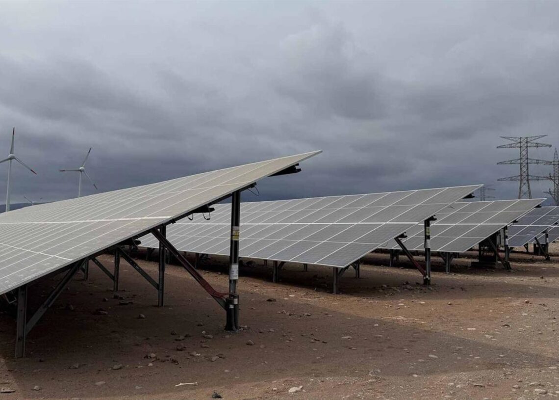 Endesa inaugura en Gran Canaria su primera planta solar hibridada con sistema de baterías de litio en EspañaCEDIDO POR ENDESA