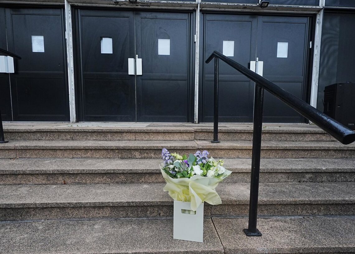 Un ramo de flores junto a la sinagoga de Mánchester (Reino Unido) escenario de un ataque terroristaPeter Byrne/PA Wire/dpa