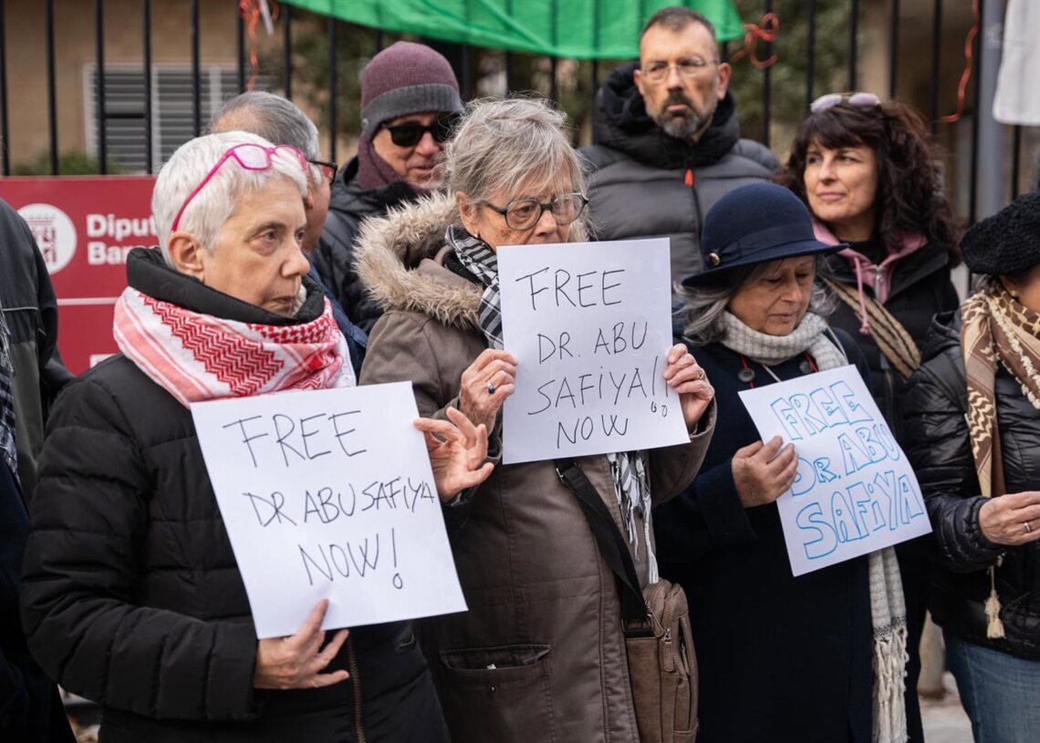 Archivo - Una manifestación en Barcelona para pedir la liberación del director del hospital gazatí Kamal AduanMarc Asensio Clupes/ZUMA Press W / DPA - Archivo