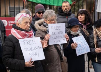 Archivo - Una manifestación en Barcelona para pedir la liberación del director del hospital gazatí Kamal AduanMarc Asensio Clupes/ZUMA Press W / DPA - Archivo