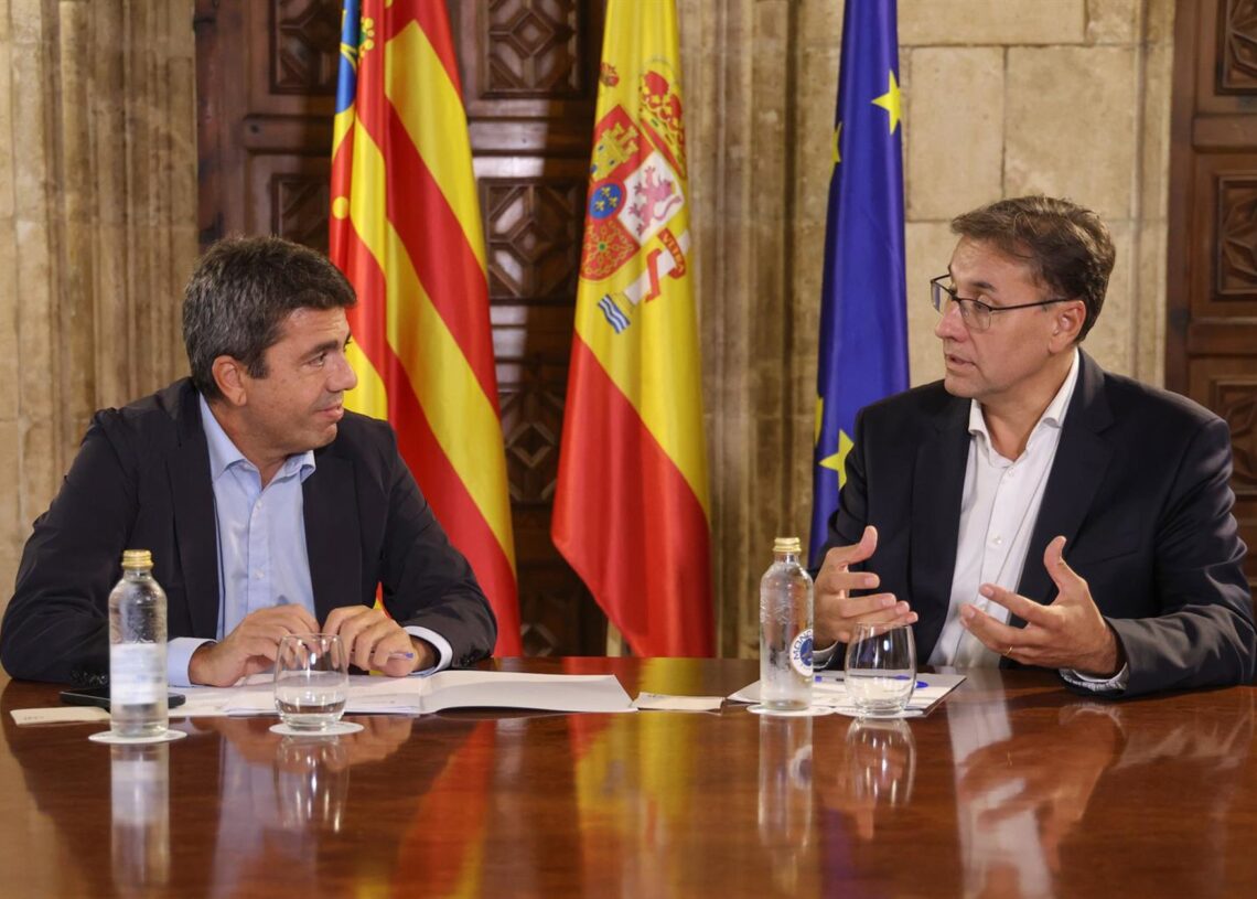 El 'president' de la Generalitat, Carlos Mazón, se reúne con el director de la planta de la factoría Ford de Almussafes, Daniel RuizGVA
