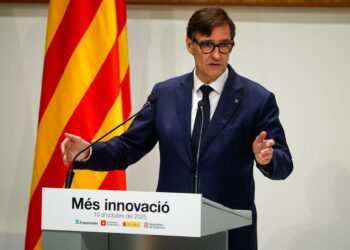 El presidente de la Generalitat de Catalunya, Salvador Illa, interviene durante la firma del acuerdo para la sede del Instituto Fraunhofer en Barcelona, en el Palau de la Generalitat, a 10 de octubre de 2025, en Barcelona, Cataluña (España). Kike Rincón - Europa Press