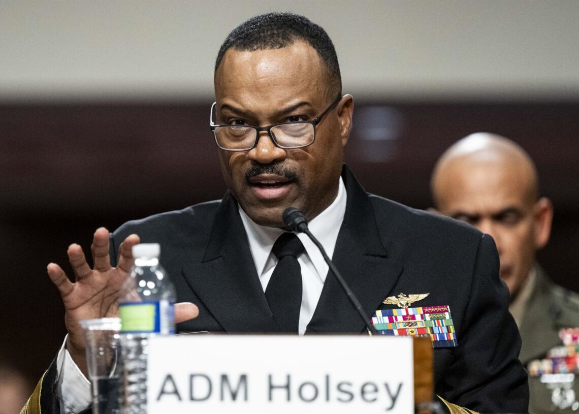 Archivo - El almirante Alvin Holsey, comandante del Comando Sur de Estados Unidos, habla en una audiencia del Comité de Servicios Armados del Senado en el Capitolio de Estados Unidos.Europa Press/Contacto/Michael Brochstein - Archivo