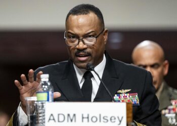 Archivo - El almirante Alvin Holsey, comandante del Comando Sur de Estados Unidos, habla en una audiencia del Comité de Servicios Armados del Senado en el Capitolio de Estados Unidos.Europa Press/Contacto/Michael Brochstein - Archivo