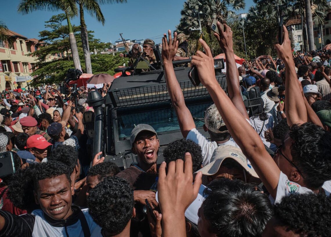 Efectivos del Ejército rodeados de ciudadanos en Antananarivo, MadagascarEuropa Press/Contacto/iAko Randrianarivelo