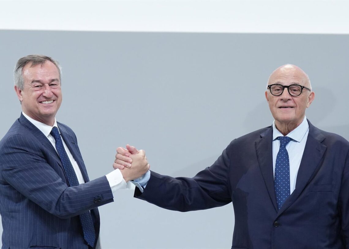 Archivo - El CEO del Banco Sabadell, César González-Bueno (i), y el presidente del Banco Sabadell, Josep Oliu (c), durante la junta general extraordinaria de accionistas de Banco Sabadell, a 6 de agosto de 2025, en Sabadell, Barcelona, Catalunya (España).David Zorrakino - Europa Press - Archivo