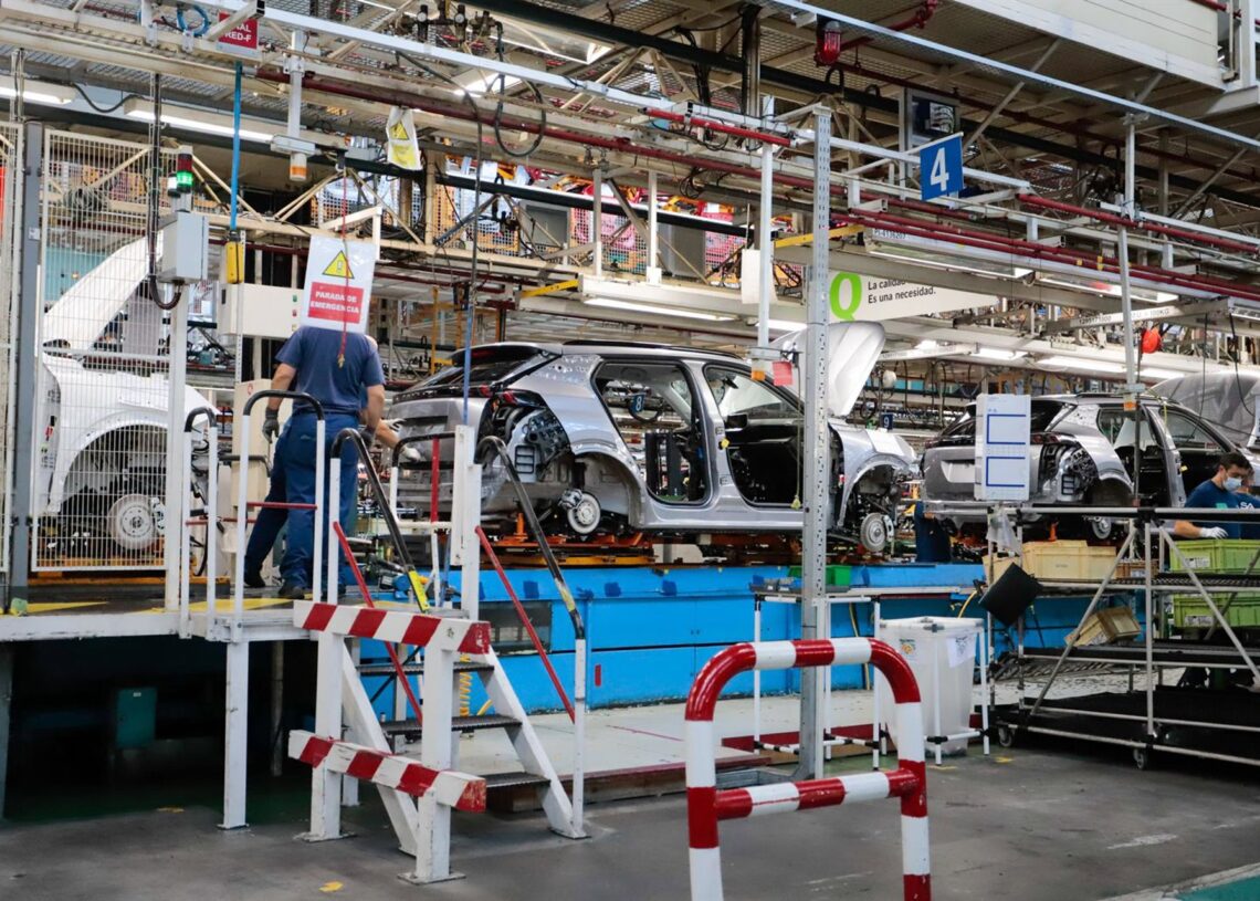 Archivo - Un operario trabajando en una fábrica de automóvilesMarta Vázquez Rodríguez - Europa Press - Archivo