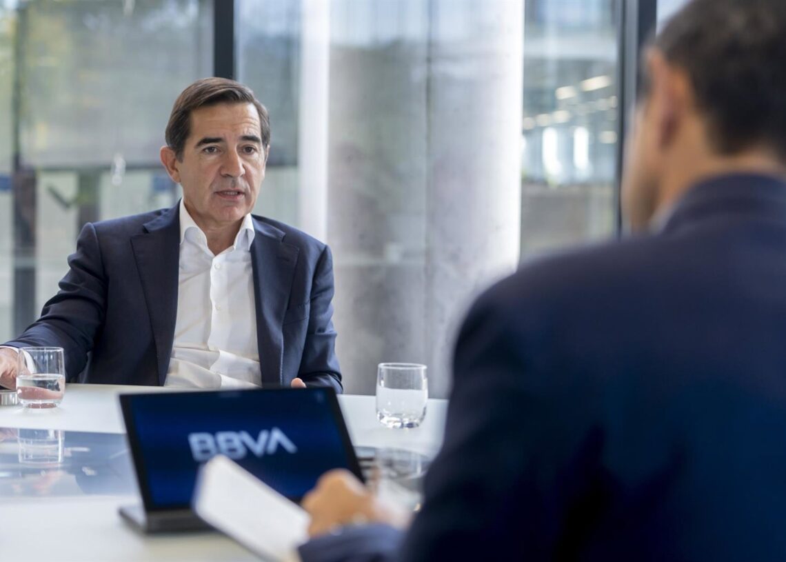 El presidente del BBVA, Carlos Torres Vila, durante una entrevista para Europa Press, en el edificio ‘La Vela’, en la ciudad del BBVA, a 8 de octubre de 2025, en Madrid (España). Alberto Ortega - Europa Press