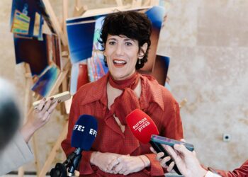 La ministra de Inclusión, Seguridad Social y Migraciones, Elma Saiz, atiende a los medios de comunicación durante la inauguración de la exposición de la fotógrafa Madeleine Penfold, en el Ministerio de Inclusión, Seguridad Social y Migraciones, a 17 de ocCarlos Luján - Europa Press