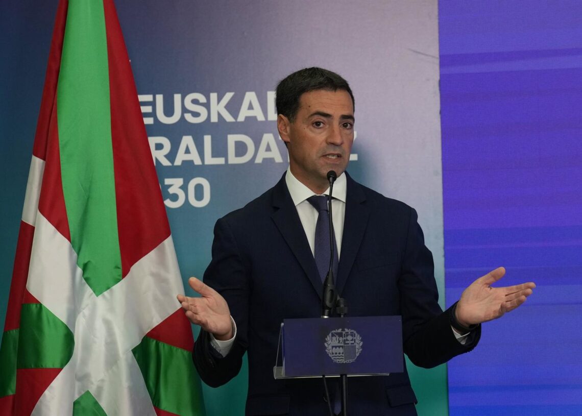 El lehendakari, Imanol Pradales, interviene durante la clausura del acto de presentación de Euskadi Eraldatuz 2030, en la Bolsa de Bilbao, a 1 de octubre de 2025, en Bilbao, BizkaiaH.Bilbao - Europa Press