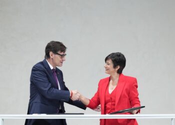 (I-D) El presidente de la Generalitat, Salvador Illa, y la ministra de Vivienda y Agenda Urbana, Isabel Rodríguez, durante la firma  un protocolo para la gestión del patrimonio de la Entidad Estatal de Vivienda procedente de la Sareb, en el Palau de la GeDavid Zorrakino - Europa Press