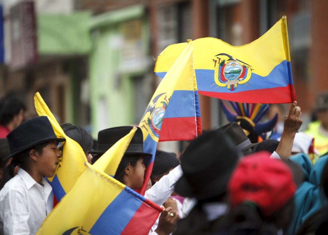 Archivo - Imagen de archivo de niños portando la bandera de Ecuador.DANIEL ROMERO / ZUMA PRESS / CONTACTOPHOTO