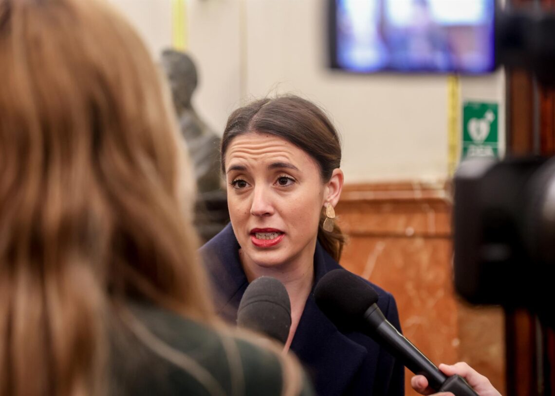 Archivo - Imagen de archivo de Irene Montero atendiendo a los medios en el CongresoRicardo Rubio - Europa Press - Archivo