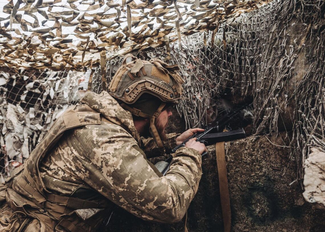 Archivo - Un soldado del ejército ucraniano observa al enemigo desde su posición en el frente.Diego Herrera - Europa Press - Archivo