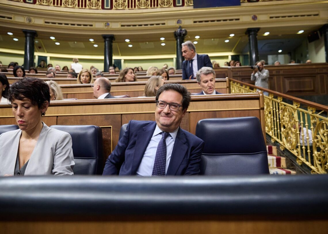 Archivo - La ministra de Inclusión, Seguridad Social y Migraciones, Elma Saiz y el ministro para la Transformación Digital, Óscar López, durante una sesión de control al Gobierno, en el Congreso de los Diputados, a 18 de junio de 2025, en Madrid (España).Jesús Hellín - Europa Press - Archivo