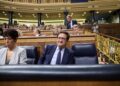 Archivo - La ministra de Inclusión, Seguridad Social y Migraciones, Elma Saiz y el ministro para la Transformación Digital, Óscar López, durante una sesión de control al Gobierno, en el Congreso de los Diputados, a 18 de junio de 2025, en Madrid (España).Jesús Hellín - Europa Press - Archivo