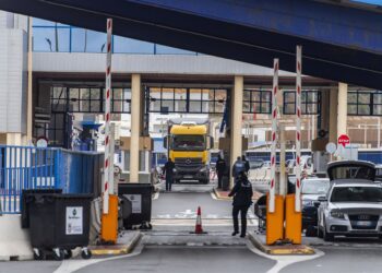 Archivo - El primer camión que pasa por la aduana comercial de Ceuta, a 21 de febrero de 2025, en Ceuta (España). Un camión de pescado fresco ha sido el primero que ha pasado por la aduana comercial de Ceuta, que ha iniciado su actividad diaria, ofreciendAntonio Sempere - Europa Press - Archivo