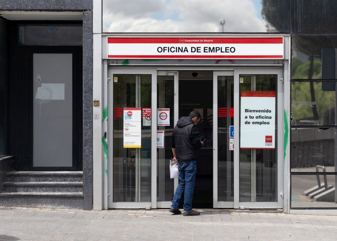 Archivo - Una persona entra a una oficina del SEPE.Eduardo Parra - Europa Press - Archivo