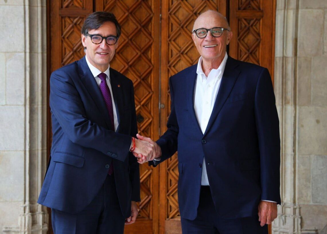El presidente de la Generalitat, Salvador Illa, recibe al presidente del Banco Sabadell, Josep Oliu, este viernes en el Palau de la GeneralitatGOVERN