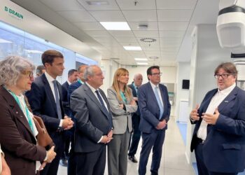El ministro de Industria, Jordi Hereu; la alcaldesa de Rubí, Ana María Martínez; el secretario de Empresa y Competitividad, Jaume Baró; la gerente de la Región Sanitaria Barcelona Matropolitana Norte, Candela Calle, y el ceo Christoph MüllerEUROPA PRESS