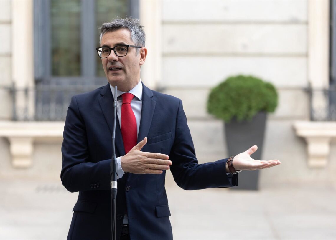 El ministro de la Presidencia, Justicia y Relaciones con las Cortes, Félix Bolaños, atiende a los medios este viernes en el Congreso de los Diputados.Eduardo Parra - Europa Press