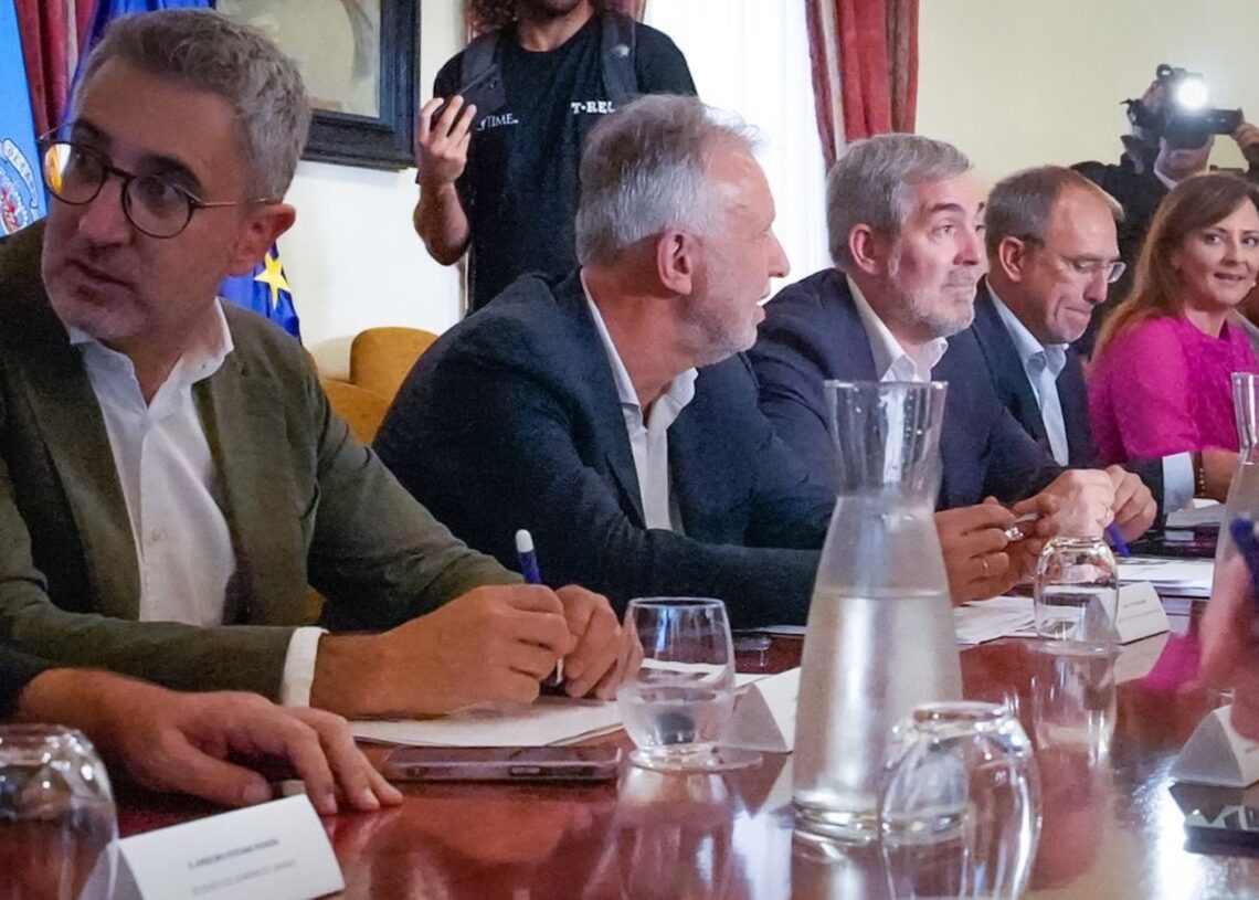 El ministro de Política Territorial y Memoria Democrática, Ángel Víctor Torres, y el presidente de Canarias, Fernando Clavijo (en el centro), en la reunión de la comisión mixta de la reconstrucción de La PalmaGOBIERNO DE CANARIAS