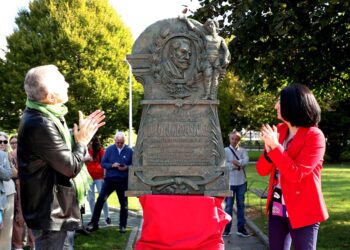 (I-D) El secretario general de la UGT, Pepe Álvarez, y la secretaria de Organización del PSOE, Rebeca Torró, descubren una escultura durante la celebración del nacimiento de Pablo Iglesias Posse organizado por el Partido Socialista, a 17 de octubre de 202Raúl Lomba - Europa Press