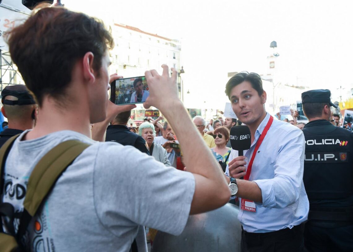 Archivo - El periodista Vito Quiles,  durante la concentración en Madrid contra Milei, a 21 de junio de 2024, en Madrid (España). Gustavo Valiente - Europa Press - Archivo