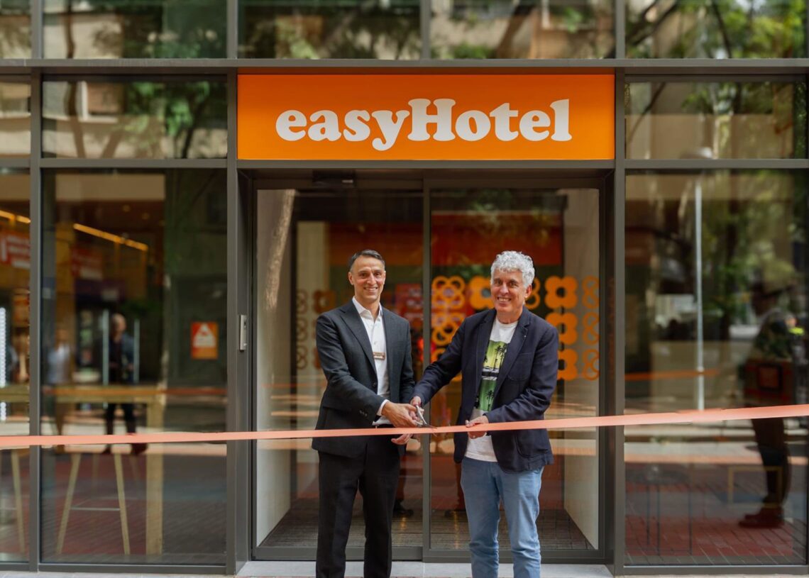 El CEO de easyHotel, Karim Malak, y el comisionado para la Gestión del Turismo Sostenible del Ayuntamiento de Barcelona, José Antonio Donaire, durante el acto de inauguración del nuevo hotel en Barcelona.EASYHOTEL