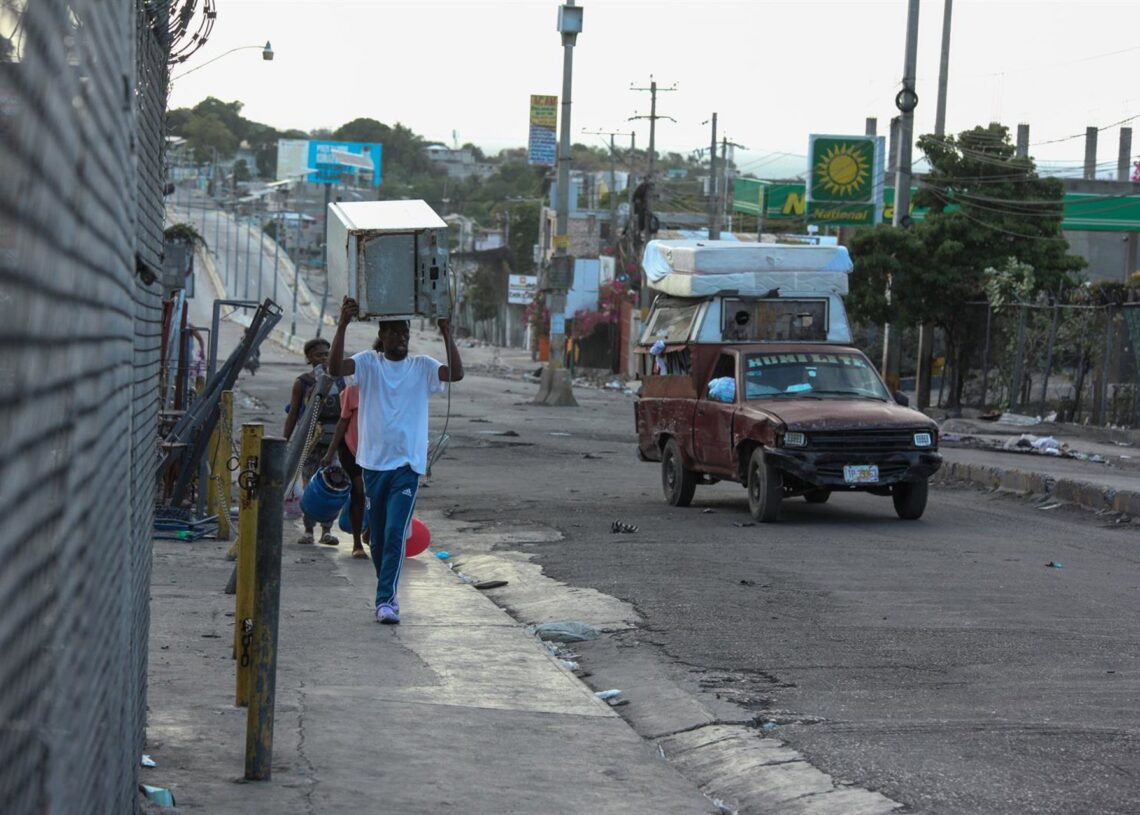 Archivo - Vehículos y peatones en una calle de Puerto Príncipe, HaitíPatrice Noel/ZUMA Press Wire/dpa - Archivo