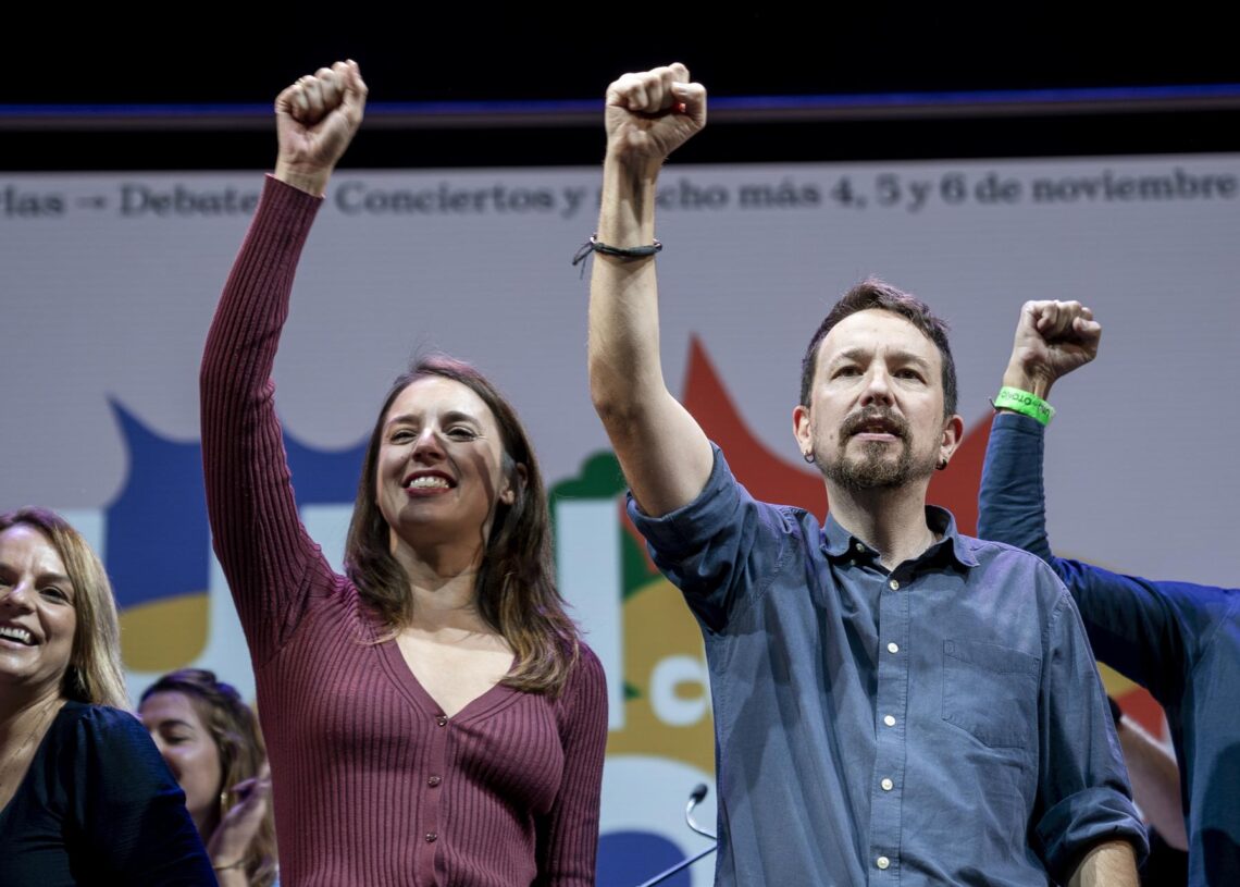 Archivo - El exlíder de Podemos, Pablo Iglesias, y la exministra de Igualdad, Irene Montero, en el acto de la 'Uni de otoño' en el Teatro Coliseum, a 6 de noviembre de 2022, en Madrid (España).A. Pérez Meca - Europa Press - Archivo