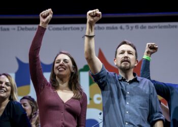 Archivo - El exlíder de Podemos, Pablo Iglesias, y la exministra de Igualdad, Irene Montero, en el acto de la 'Uni de otoño' en el Teatro Coliseum, a 6 de noviembre de 2022, en Madrid (España).A. Pérez Meca - Europa Press - Archivo